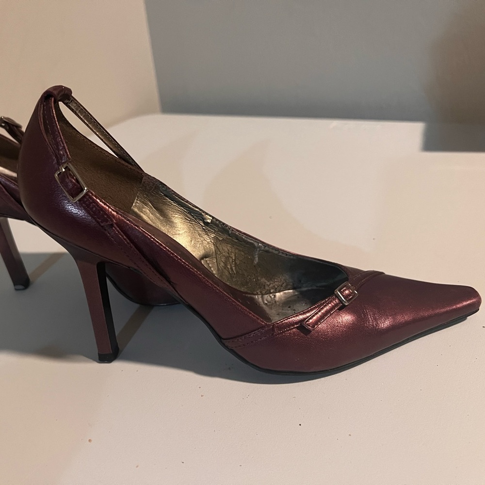 FANTASTIC BCBGIRLS METALLIC PURPLE HEELS- SIZE 7